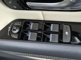 LAND ROVER RANGE ROVER EVOQUE 2.0 TD4 SE Tech SUV 5dr Diesel Auto 4WD Euro 6 (s/s) (180 ps)