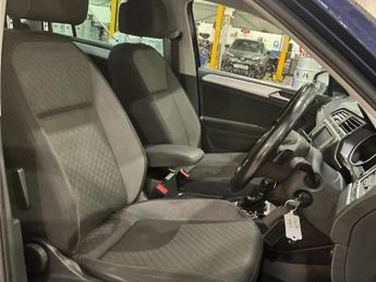 VOLKSWAGEN TIGUAN 2.0 TDI BlueMotion Tech SE SUV 5dr Diesel DSG Euro 6 (s/s) (150 