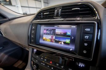 JAGUAR F-PACE 2.0 D240 Portfolio SUV 5dr Diesel Auto AWD Euro 6 (s/s) (240 ps)