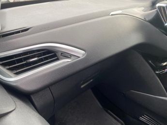 PEUGEOT 208 1.2 VTi PureTech Allure Hatchback 5dr Petrol Manual Euro 5 (82 p