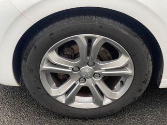 PEUGEOT 208 1.2 VTi PureTech Allure Hatchback 5dr Petrol Manual Euro 5 (82 p