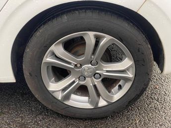 PEUGEOT 208 1.2 VTi PureTech Allure Hatchback 5dr Petrol Manual Euro 5 (82 p