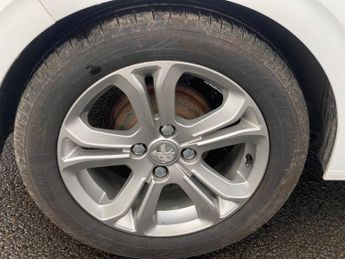 PEUGEOT 208 1.2 VTi PureTech Allure Hatchback 5dr Petrol Manual Euro 5 (82 p