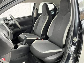 TOYOTA AYGO 1.0 VVT-i x-play Hatchback 5dr Petrol Manual Euro 6 (Safety Sens