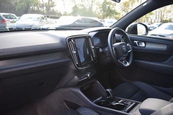 VOLVO XC40 2.0 B3 MHEV Plus SUV 5dr Petrol Hybrid DCT Auto Euro 6 (s/s) (16