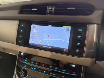 JAGUAR XF 3.0d V6 Portfolio Saloon 4dr Diesel Auto Euro 6 (s/s) (300 ps)