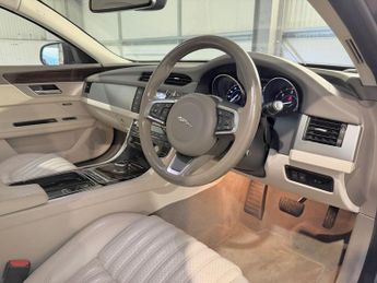 JAGUAR XF 3.0d V6 Portfolio Saloon 4dr Diesel Auto Euro 6 (s/s) (300 ps)