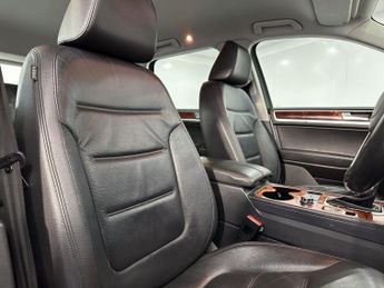 VOLKSWAGEN TOUAREG 3.0 TDI V6 BlueMotion Tech SE SUV 5dr Diesel Tiptronic 4WD Euro 