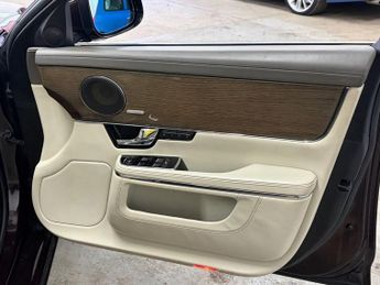 JAGUAR XJ 3.0d V6 Portfolio Saloon 4dr Diesel Auto Euro 5 (275 ps)