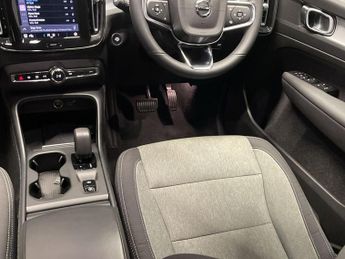 VOLVO XC40 2.0 B3 MHEV Core SUV 5dr Petrol Hybrid DCT Auto Euro 6 (s/s) (16