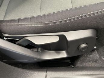 VOLVO XC40 2.0 B3 MHEV Core SUV 5dr Petrol Hybrid DCT Auto Euro 6 (s/s) (16