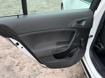 VAUXHALL INSIGNIA 2.0 CDTi ecoFLEX Exclusiv Hatchback 5dr Diesel Manual Euro 5 (13