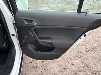 VAUXHALL INSIGNIA 2.0 CDTi ecoFLEX Exclusiv Hatchback 5dr Diesel Manual Euro 5 (13