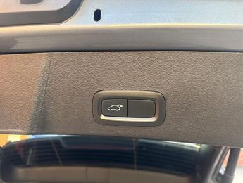 VOLVO XC40 2.0 T4 R-Design Pro SUV 5dr Petrol Auto AWD Euro 6 (s/s) (190 ps