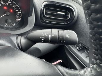 TOYOTA YARIS 1.5 VVT-h Icon Hatchback 5dr Petrol Hybrid E-CVT Euro 6 (s/s) (1