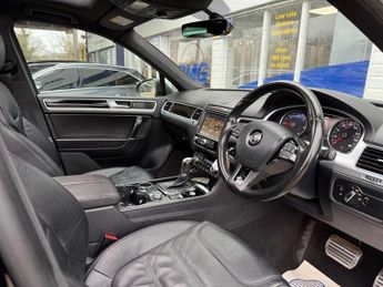 VOLKSWAGEN TOUAREG 3.0 TDI V6 BlueMotion Tech R-Line Plus SUV 5dr Diesel Tiptronic 
