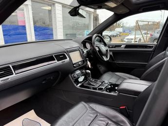 VOLKSWAGEN TOUAREG 3.0 TDI V6 BlueMotion Tech R-Line Plus SUV 5dr Diesel Tiptronic 
