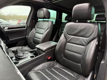 VOLKSWAGEN TOUAREG 3.0 TDI V6 BlueMotion Tech R-Line Plus SUV 5dr Diesel Tiptronic 