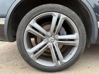VOLKSWAGEN TOUAREG 3.0 TDI V6 BlueMotion Tech R-Line Plus SUV 5dr Diesel Tiptronic 