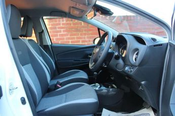 TOYOTA YARIS 1.5 VVT-h Y20 Bi-tone Hatchback 5dr Petrol Hybrid E-CVT Euro 6 (