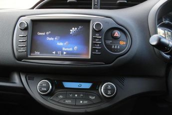 TOYOTA YARIS 1.5 VVT-h Y20 Bi-tone Hatchback 5dr Petrol Hybrid E-CVT Euro 6 (