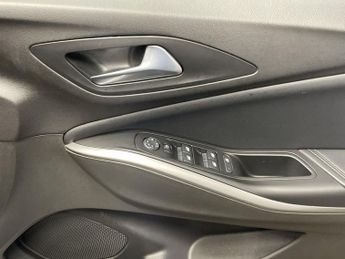 VAUXHALL GRANDLAND 1.2 Ultimate SUV 5dr Petrol Hybrid e-DCT Euro 6 (s/s) (136 ps)