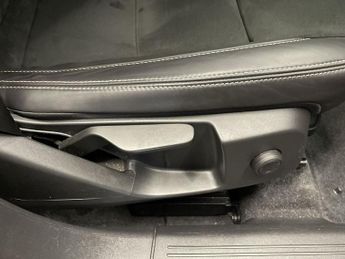 VOLVO XC40 2.0 B4 MHEV R-Design SUV 5dr Petrol Hybrid Auto AWD Euro 6 (s/s)