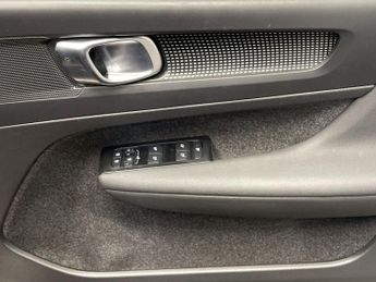 VOLVO XC40 2.0 B4 MHEV R-Design SUV 5dr Petrol Hybrid Auto AWD Euro 6 (s/s)