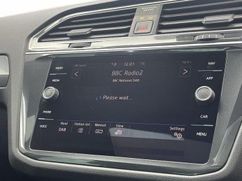 VOLKSWAGEN TIGUAN 2.0 TDI R-Line SUV 5dr Diesel DSG 4Motion Euro 6 (s/s) (150 ps)