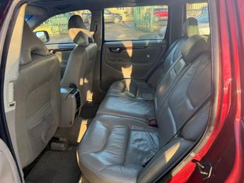 VOLVO XC70 2.4 D5 SE Lux Estate 5dr Diesel Geartronic AWD (224 g/km, 182 bh