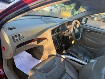 VOLVO XC70 2.4 D5 SE Lux Estate 5dr Diesel Geartronic AWD (224 g/km, 182 bh