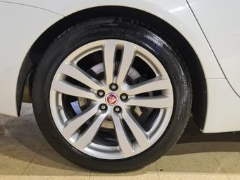 JAGUAR XJ 3.0d V6 Premium Luxury Saloon 4dr Diesel Auto Euro 5 (s/s) (275 