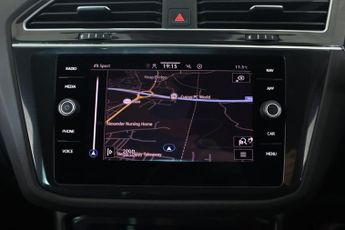 VOLKSWAGEN TIGUAN 1.5 TSI R-Line Edition DSG Euro 6 (s/s) 5dr