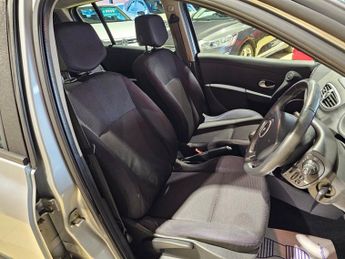 RENAULT CLIO 1.4 16v Dynamique Hatchback 5dr Petrol Manual (158 g/km, 98 bhp)