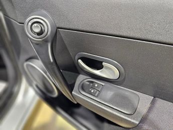 RENAULT CLIO 1.4 16v Dynamique Hatchback 5dr Petrol Manual (158 g/km, 98 bhp)