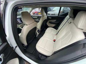 VOLVO XC40 2.0 D3 Inscription SUV 5dr Diesel Auto Euro 6 (s/s) (150 ps)