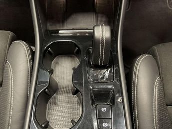 VOLVO XC40 2.0 D4 R-Design Pro SUV 5dr Diesel Auto AWD Euro 6 (s/s) (190 ps