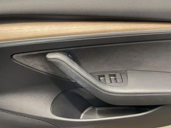 TESLA Model 3 Standard Range Plus Saloon 4dr Electric Auto RWD (241 bhp)