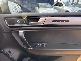 VOLKSWAGEN TOUAREG 3.0 TDI V6 BlueMotion Tech R-Line SUV 5dr Diesel Tiptronic 4WD E