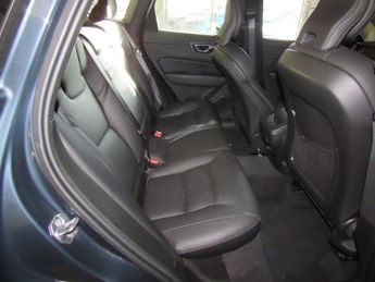 VOLVO XC60 2.0 T5 Momentum SUV 5dr Petrol Auto Euro 6 (s/s) (250 ps) Front 