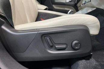 VOLVO XC40 2.0 B4 MHEV Inscription SUV 5dr Petrol Hybrid Auto Euro 6 (s/s) 