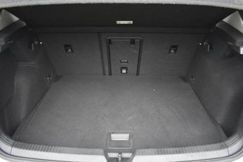 VOLKSWAGEN GOLF 1.5 eTSI MHEV Life Hatchback 5dr Petrol Hybrid DSG Euro 6 (s/s) 