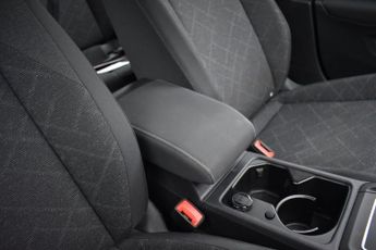 VOLKSWAGEN GOLF 1.5 eTSI MHEV Life Hatchback 5dr Petrol Hybrid DSG Euro 6 (s/s) 