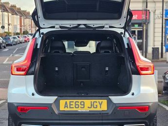 VOLVO XC40 AUTOMATIC 2.0 T5 R-Design SUV 5dr Petrol Auto AWD Euro 6 (s/s) (