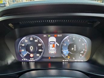 VOLVO XC40 AUTOMATIC 2.0 T5 R-Design SUV 5dr Petrol Auto AWD Euro 6 (s/s) (