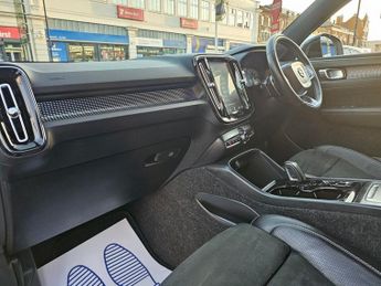 VOLVO XC40 AUTOMATIC 2.0 T5 R-Design SUV 5dr Petrol Auto AWD Euro 6 (s/s) (