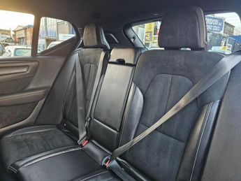 VOLVO XC40 AUTOMATIC 2.0 T5 R-Design SUV 5dr Petrol Auto AWD Euro 6 (s/s) (