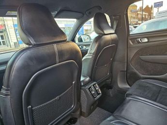 VOLVO XC40 AUTOMATIC 2.0 T5 R-Design SUV 5dr Petrol Auto AWD Euro 6 (s/s) (