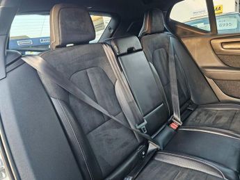 VOLVO XC40 AUTOMATIC 2.0 T5 R-Design SUV 5dr Petrol Auto AWD Euro 6 (s/s) (