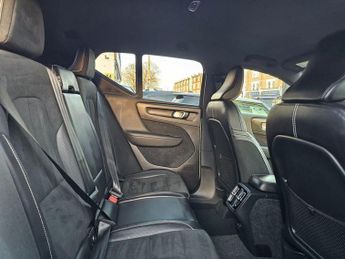 VOLVO XC40 AUTOMATIC 2.0 T5 R-Design SUV 5dr Petrol Auto AWD Euro 6 (s/s) (